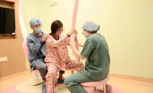 任性！这家医院生孩子竟然可以老公陪着生、趴