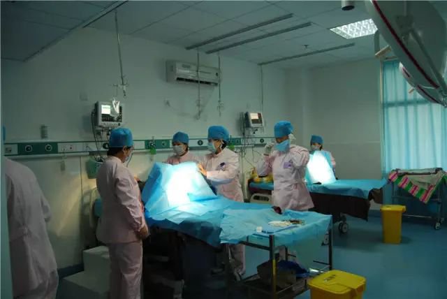 任性！这家医院生孩子竟然可以老公陪着生、趴