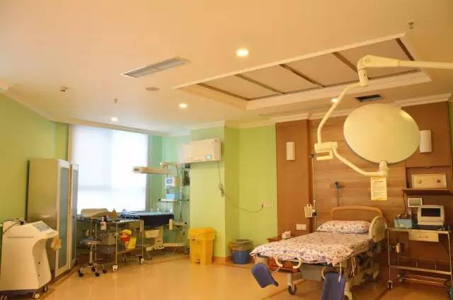 任性！这家医院生孩子竟然可以老公陪着生、趴