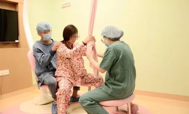 任性！这家医院生孩子竟然可以老公陪着生、趴